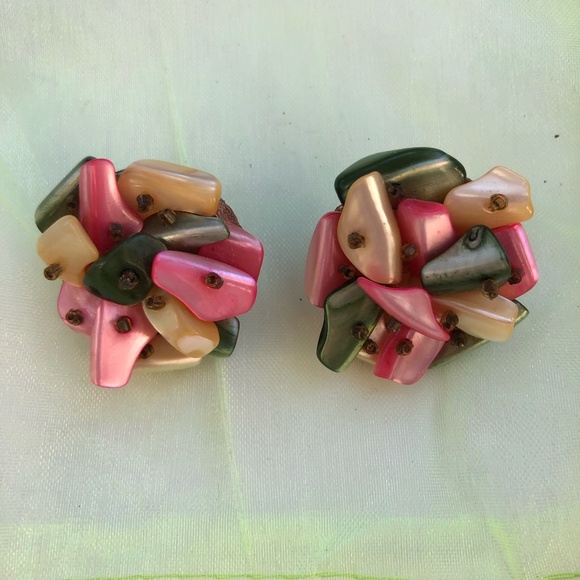 Vintage Mother of Pearl Shell Clip on Earrings - Picture 5 of 5